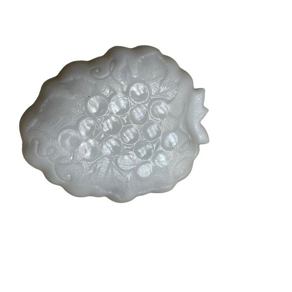 Vintage 1940s-50s Hazel Atlas Platonite Milk Glass Harvest Grapes Dish - Picture 2 of 2